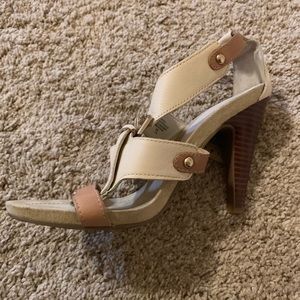 Nine West: Ivory and tan heels